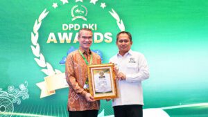 Reyhan Satyahadi (kiri), Direktur Utama Universal BPR, bersama Gatot Mahmuri, Sekretaris DPD PERBARINDO DKI Jaya dan Sekitarnya.